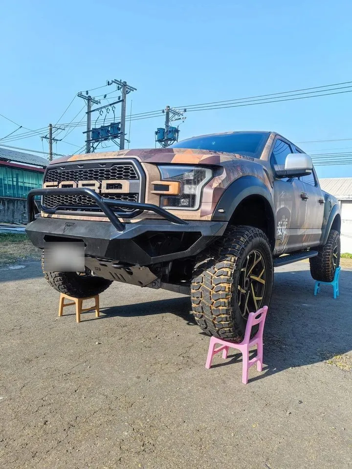 四張小椅子撐起美式皮卡。翻攝商祐嘉臉書