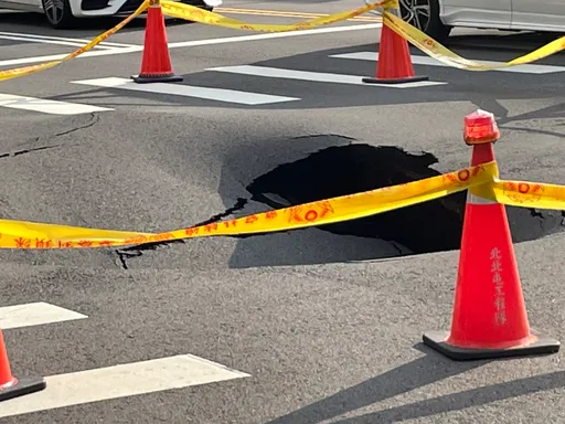 台中南屯道路塌陷!惊见3公尺大洞 警急拉封锁线