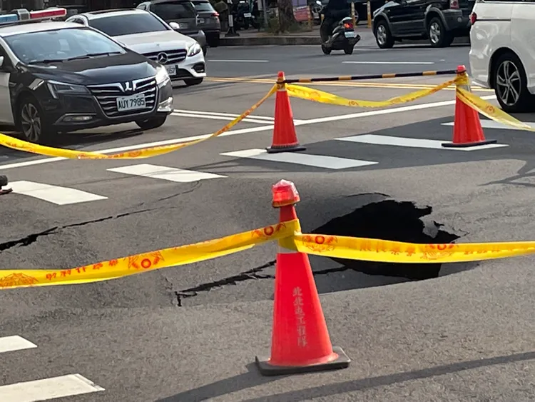 警方已先在現場拉起封鎖線，呼籲用路人繞道而行。讀者提供