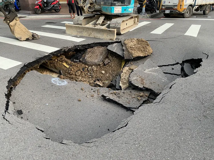 坑洞大小約3x4米，相關單位已緊急請怪手回填。張喆喜攝