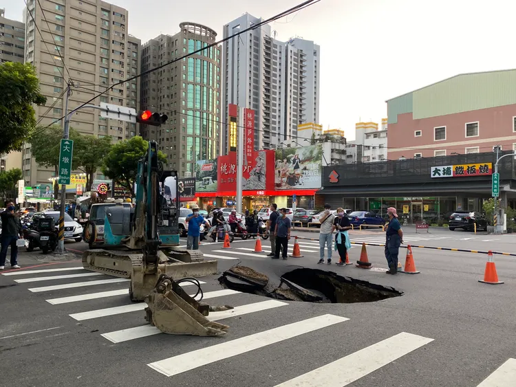 台中養工處經查只有自來水管線破裂、無瓦斯管線洩漏危害。張喆喜攝