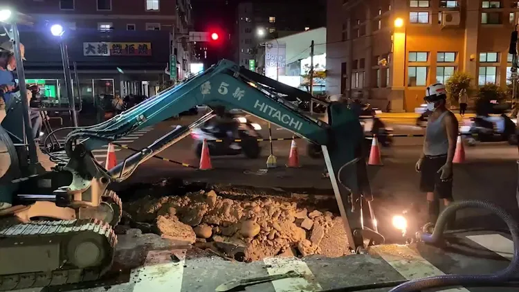 自來水公司派員漏夜搶修。台中市政府提供