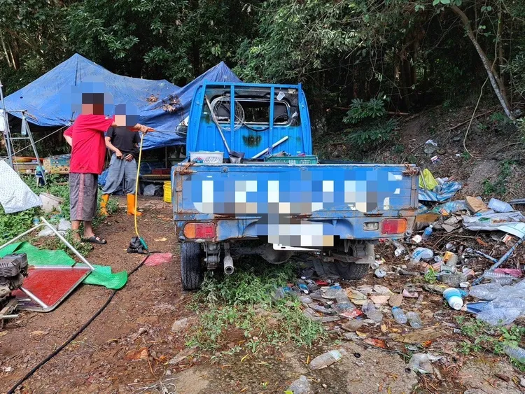 苗栗縣泰安鄉象鼻村偏僻菜園昨發生小貨車自燃事故。警方提供