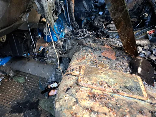 手機車上充電釀失火　毀了整輛貨車菜農傻眼