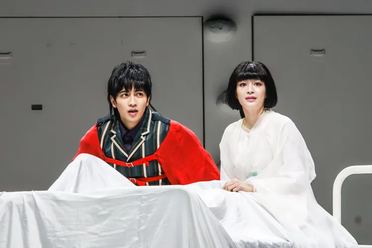 志尊淳（左）和廣瀨鈴在舞台上的床相擁而眠。趙世平攝