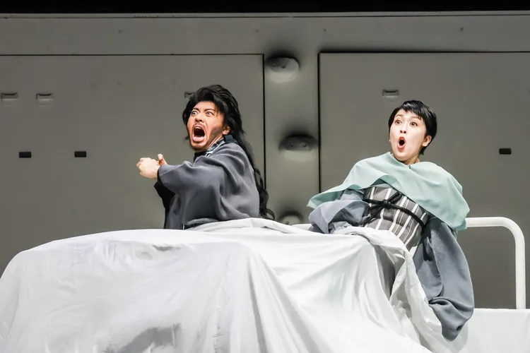 松隆子（右）和上川隆也在床上驚醒。趙世平攝