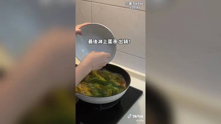 只要將材料放入鍋中煮，最後加入蛋花再調味，就可簡單完成。