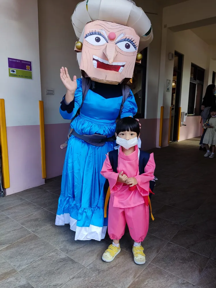 神人媽變身「湯婆婆」，連Coser都服了。翻攝自爆廢公社公開版