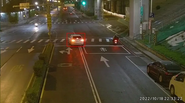科技執法設備自動辨識跨越停止線違規。新北市警局提供