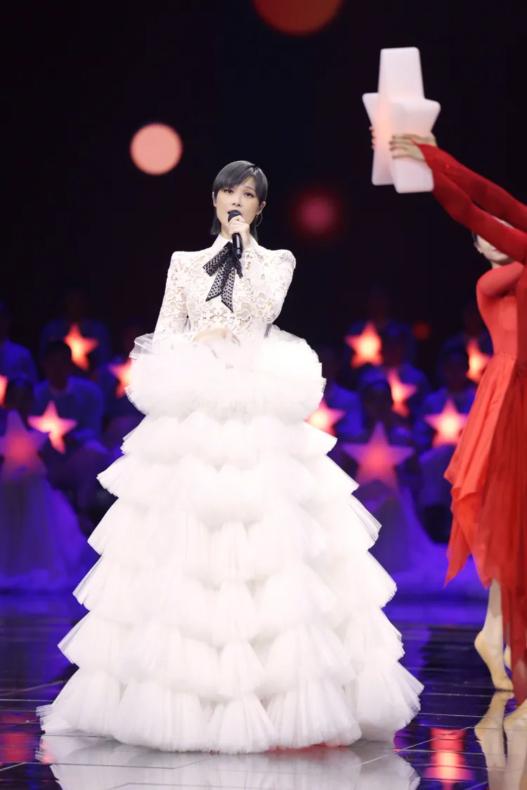 李宇春日前登上中國十一國慶晚會獻唱。翻攝李宇春瘋狂工作室微博