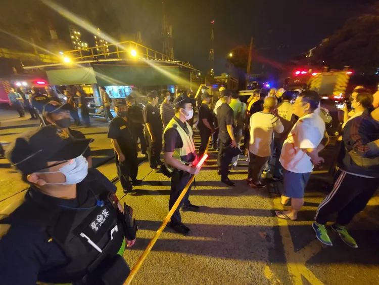 警方拉起封鎖線阻隔抗議民眾 。王勇超攝