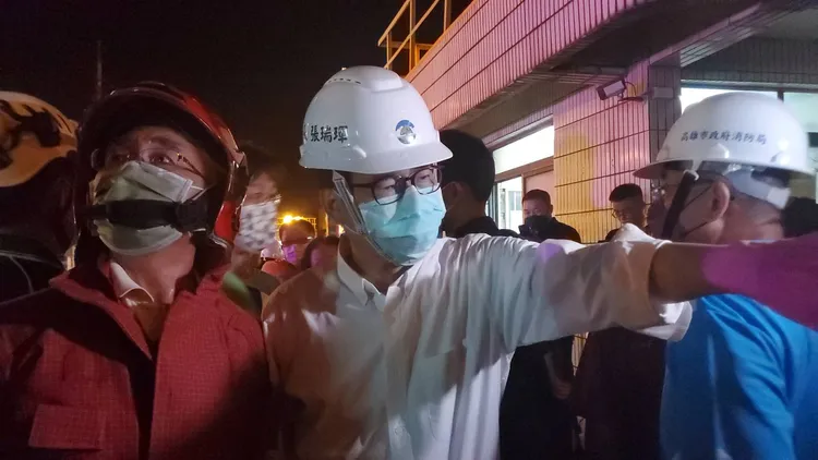 陳其邁深夜趕到大林廠了解救災情況。王勇超攝