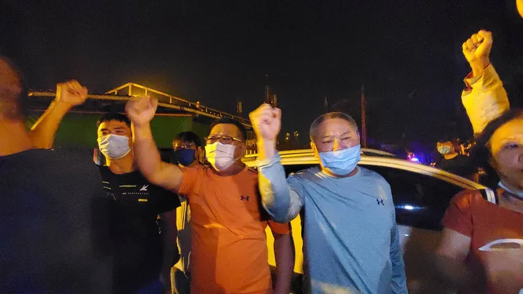 里長及里民舉手表達抗議，要求中油遷廠。王勇超攝