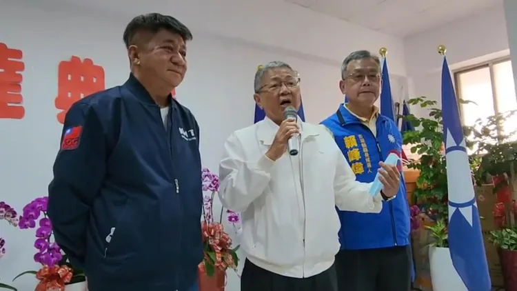 澎湖縣副議長陳雙全（左），經無黨聯盟主席林炳坤（中）勸說和賴峰偉（右）釋出未來副縣長一職的善意下歸隊。許逸民攝