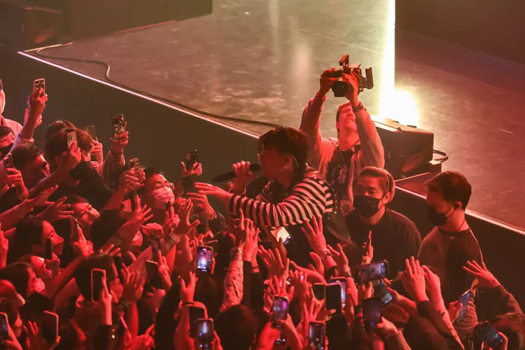 保羅開唱沒多久，就衝到台前與粉絲熱情互動。趙世平攝