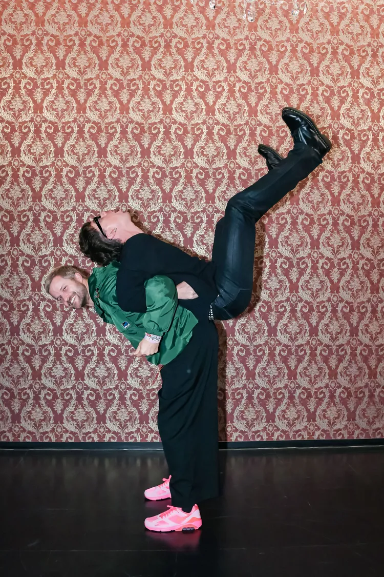 傑克（左）搞笑把保羅拱起來。趙世平攝