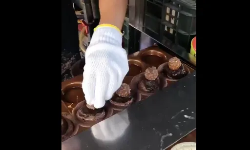 夢幻車輪餅包進金莎巧克力 一口燃起戀愛的滋味