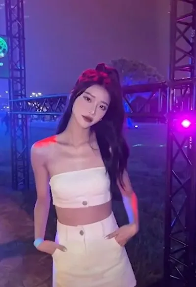 性感打扮網友好評100分，喊說「也太殺」。。精彩內容請看影片