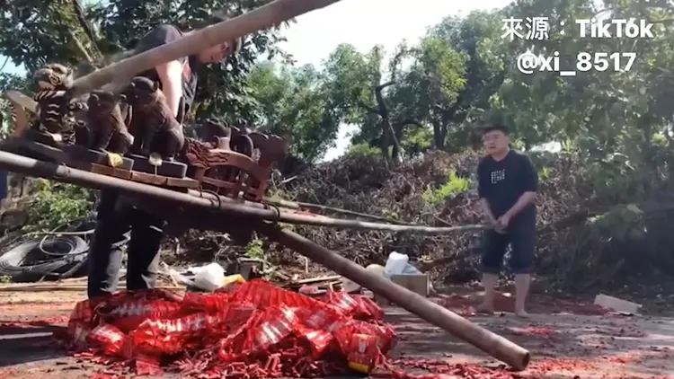 棍子竟往虎爺頭上打。