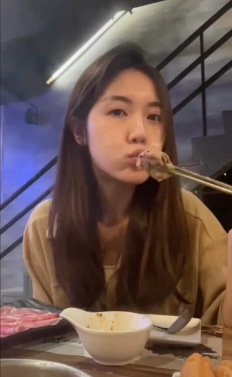 大口享用火鍋料。