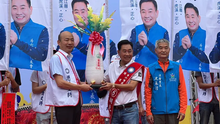 韓國瑜贈好采頭給胡克勤，預祝他勝選四連霸。魏嘉良攝