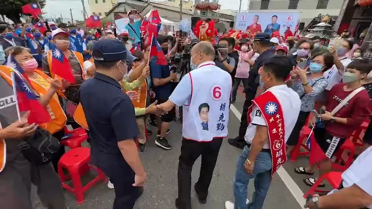 高雄市前市長韓國瑜魅力不減，全場支持者熱烈鼓掌歡迎他進場。魏嘉良攝