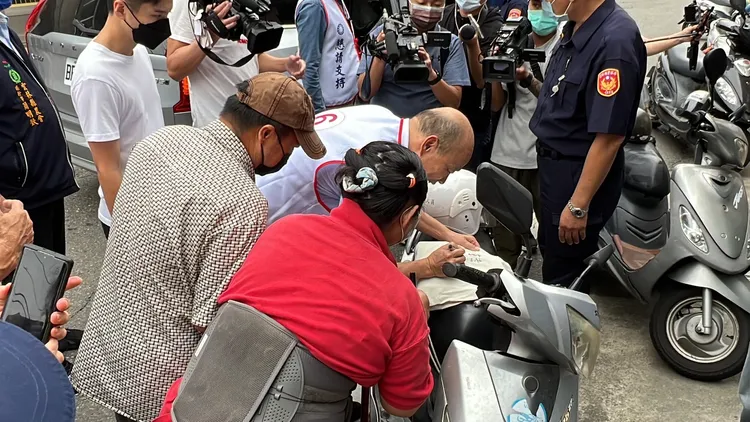 韓粉攔路，要求合照簽名，韓國瑜來者不拒一一滿足。魏嘉良攝