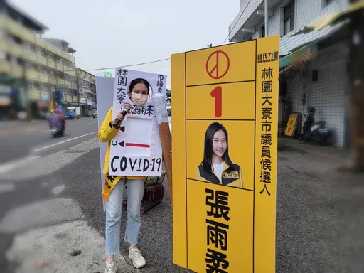 選舉遇上萬聖節!正妹扮「一條線」快篩試劑 站街頭為醫護發聲