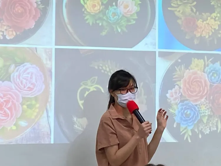 講師蘇柏宇分享果凍花源於西班牙，於越南發揚光大。移民署提供
