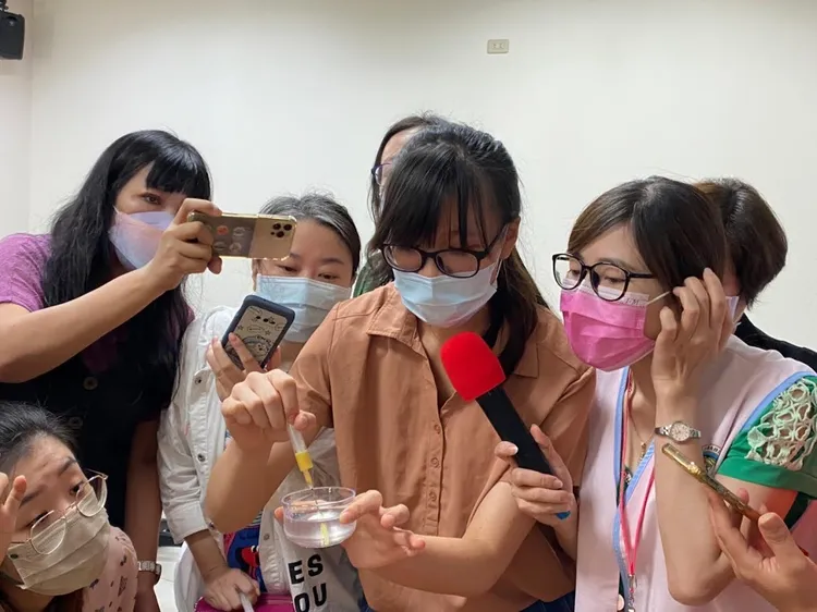 講師蘇柏宇（中）現場教大家製作果凍花。移民署提供