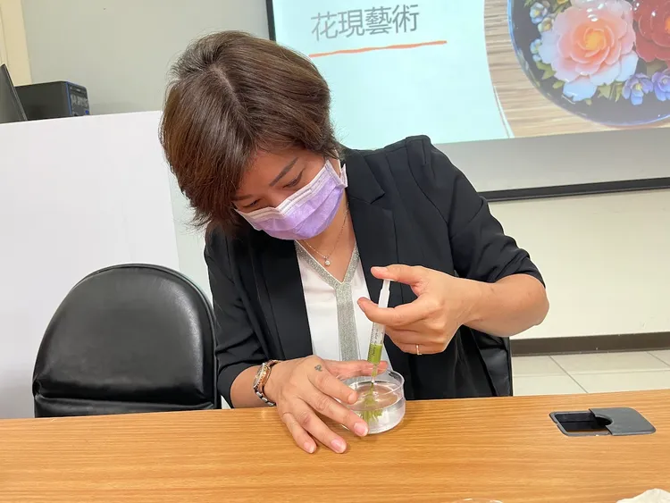 新住民動手製作果凍花。移民署提供