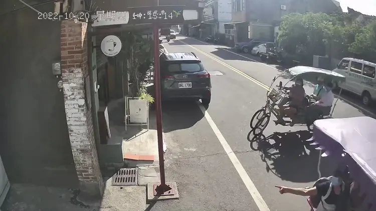 觀光電動輔助自行車在摸乳巷前違規迴轉的狀況很常見。民眾提供