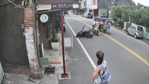彰化鹿港摸乳巷口「撞況」頻傳 一天兩起觀光電動自行車亂迴轉釀禍