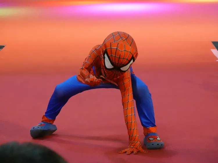 小蜘蛛人帥氣登場。花蓮市公所提供