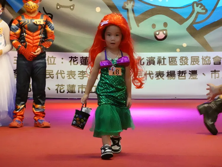 小美人魚架式十足。花蓮市公所提供