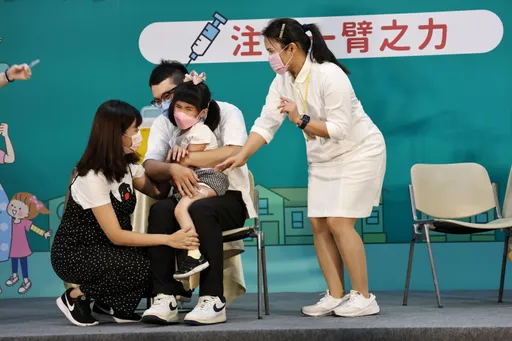 带宝宝打针「老公哭了」!她满头问号「超丢脸」 爸爸们秒懂:完全能体会