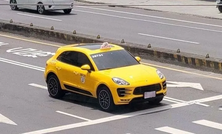 保時捷小黃休旅車在路上成眾人目光焦點。翻攝自臉書「路上觀察學院」