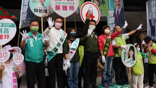 蔡其昌率議員候選人站路口拜票 「會站到投票日前一天」