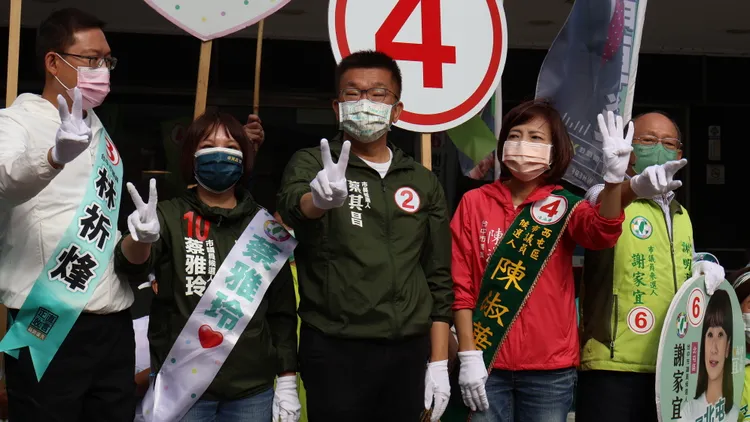 蔡其昌表示，站路口拜票雖然辛苦，但這是展現候選人熱情與決心，他會一路站到投票日前一天。鮮明攝