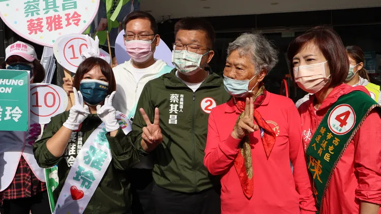 熱情選民與蔡其昌合照。鮮明攝