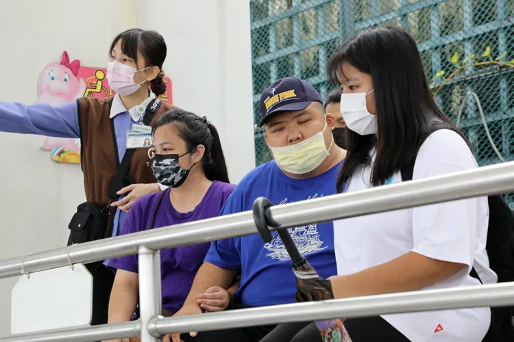 醫護人員全程戒備協助浩浩海洋公園一日遊。慈濟醫院提供