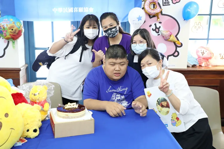 浩浩在醫護人員及家人陪同歡慶即將到來的生日。慈濟醫院提供