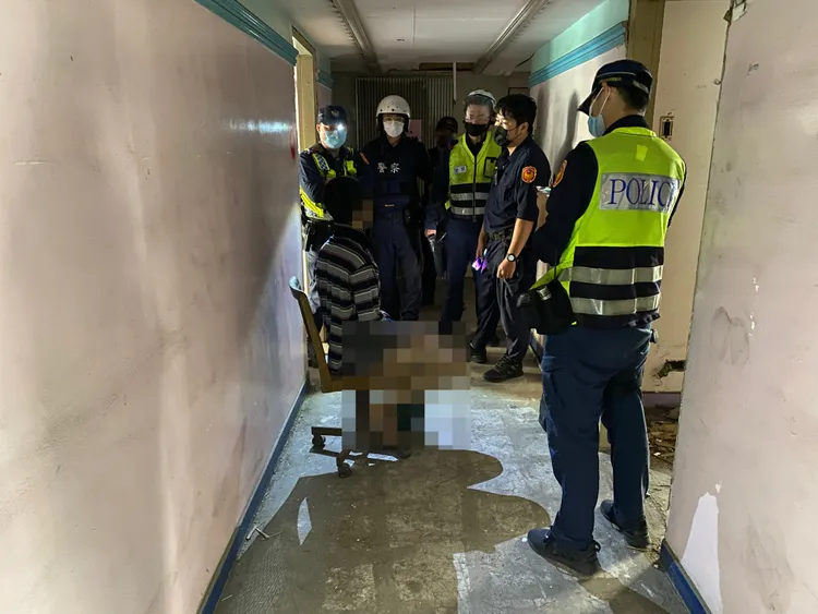 6名警力將裸男圍住。張喆喜攝