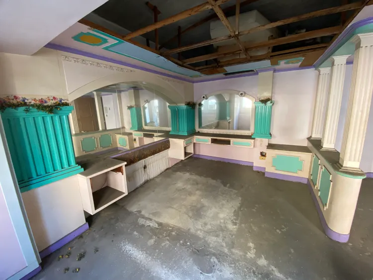 裸男出現在廢棄大樓內，民眾發現後趕緊報案。張喆喜攝