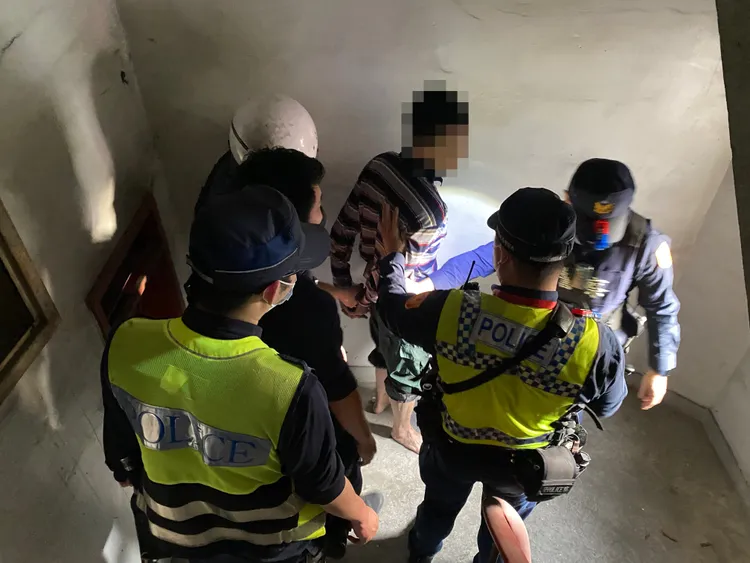 裸男最後被帶走。張喆喜攝