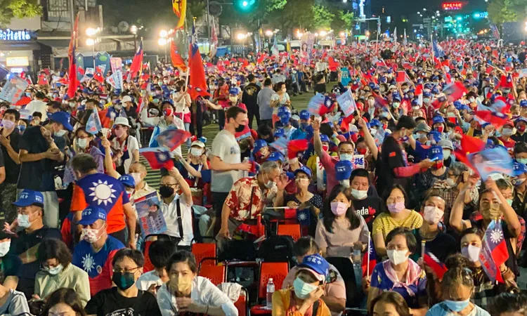 主辦單位宣布上萬人湧入謝龍介競總成立大會。王志弘攝