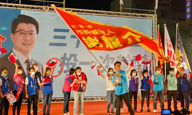 馬英九授旗給謝龍介。王志弘攝