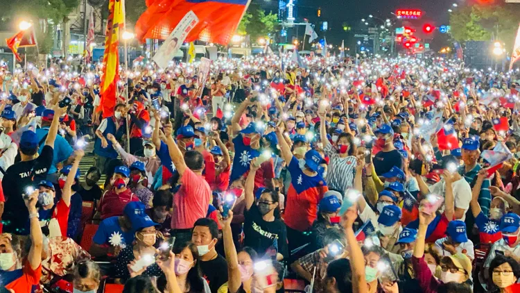 支持者以手機燈海相挺。王志弘攝