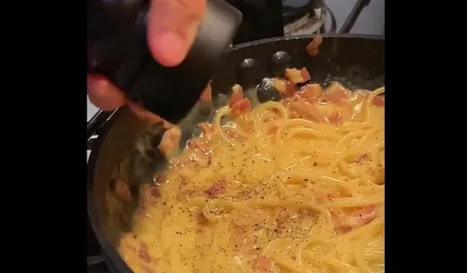 最邪惡義大利麵！培根蛋黃麵奶香爆炸濃郁　她大讚料理界最偉大發明