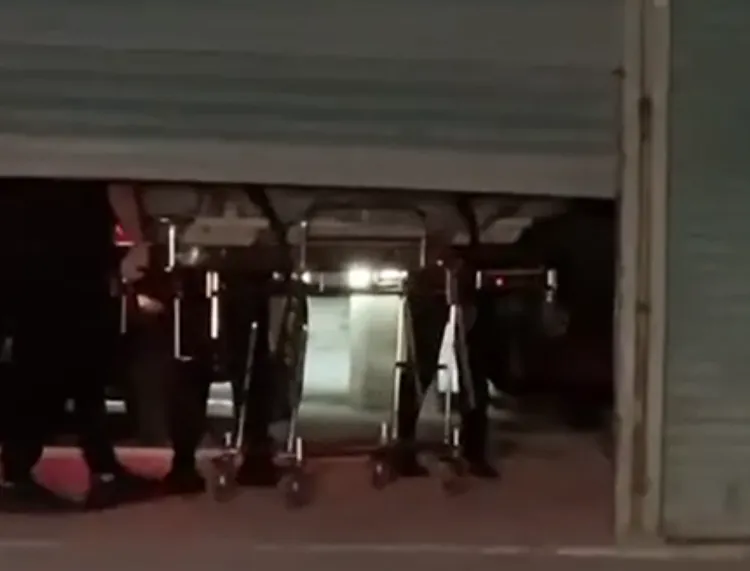 葬儀社人員將桶屍案遺體搬運上廂型車，載送到殯儀館暫存。讀者提供